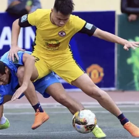 Đá thòng là gì? Làm thế nào để đá thòng hiệu quả trên sân?